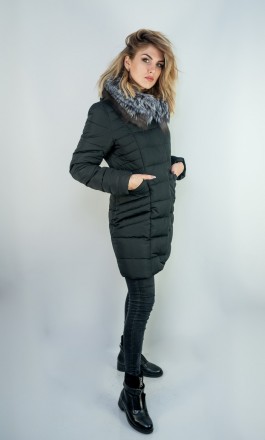 
Черная женская куртка с натуральным мехом чернобурки на капюшоне. Куртка плотна. . фото 4