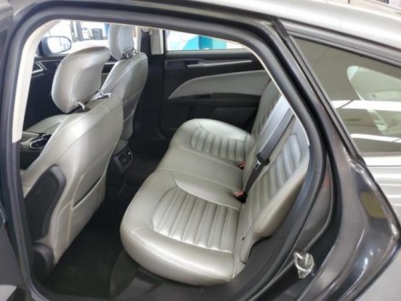 Седан Ford Fusion SE 2015, как магнит притягивает внимание даже стоя на парковке. . фото 6