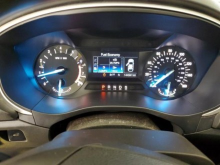 Седан Ford Fusion SE 2015, как магнит притягивает внимание даже стоя на парковке. . фото 7