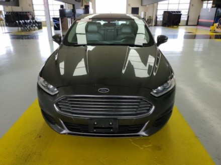 Седан Ford Fusion SE 2015, как магнит притягивает внимание даже стоя на парковке. . фото 3