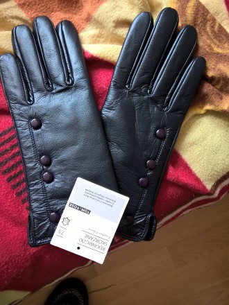Новые женские перчатки.Чёрные.Декорированы пуговичками.Элегантные.Размер 7,5-соо. . фото 2