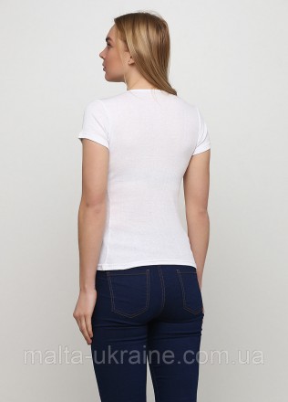 Базовая женская футболка белого цвета Ж469/1-06. Футболка прямого кроя с круглым. . фото 4