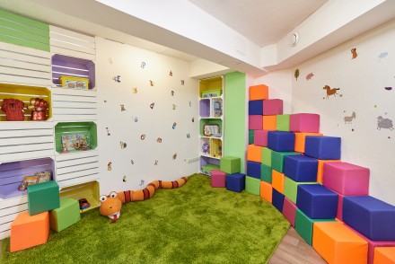 Детское пространство"BananaDay" - это зона с мягким ковер, игрушками и. Левобережный массив. фото 5