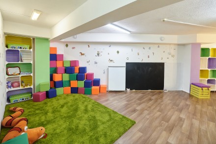 Детское пространство"BananaDay" - это зона с мягким ковер, игрушками и. Левобережный массив. фото 4