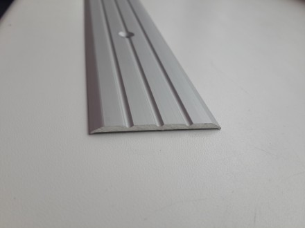 Алюминиевый порог предназначен для того, чтобы фиксировать края напольных покрыт. . фото 6