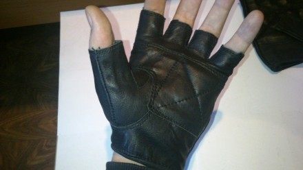 Продам мото перчатки без пальцев кожаные с заклепками и без заклепок, есть с сет. . фото 3
