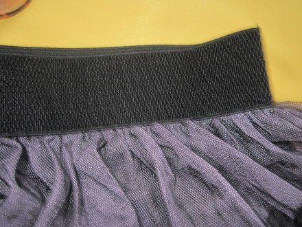 Новая  красивая  нарядная  юбка  на  7-9 лет.
Цвет - черный,сиреневый.
Пояс- ш. . фото 4