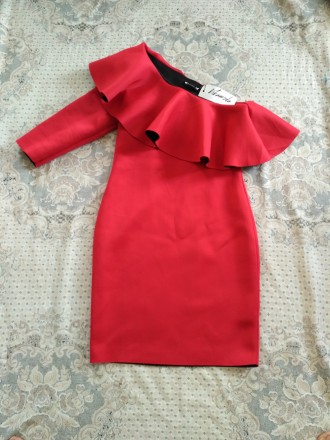 Красное платье с воланом на одно плечо. Новое, с биркой. Причина продажи пролете. . фото 9