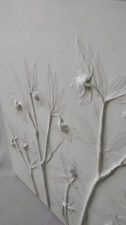 Белое панно с объмным барельефом морозника. Цветы белые молочные (совсем немного. . фото 6