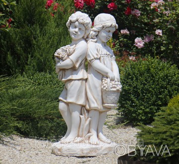 Большая фигура влюбленного пара выполнена в бежевом цвете из «искусственного кам. . фото 1