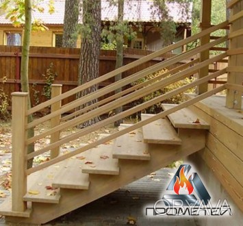 Деревянная лестница обладает уникальной особенностью – она придает уют и мягкост. . фото 1