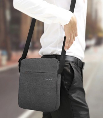 Мужская сумка имеет стильный дизайн и крепкую фурнитуру. Внутреннее объёмное отд. . фото 7