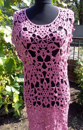 Очень красивое вязаное мягкое ажурное платье из мотивов нежного розового цвета. . . фото 3