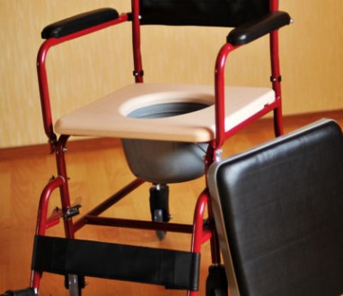 Кресло-туалет предназначено для больных и инвалидов с частичной утратой функций . . фото 3