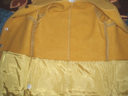Пальто классического покроя горчичного цвета, комбинированная тканевая текстура.. . фото 5