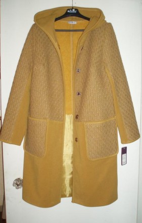 Пальто классического покроя горчичного цвета, комбинированная тканевая текстура.. . фото 3