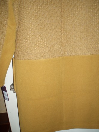 Пальто классического покроя горчичного цвета, комбинированная тканевая текстура.. . фото 7
