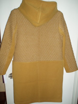 Пальто классического покроя горчичного цвета, комбинированная тканевая текстура.. . фото 6