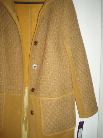 Пальто классического покроя горчичного цвета, комбинированная тканевая текстура.. . фото 4