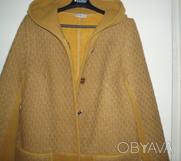 Пальто классического покроя горчичного цвета, комбинированная тканевая текстура.. . фото 1