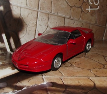 оллекционная модель
Pontiac FireBird 
1:32 (длина 15 см)
цвет - красный
фото. . фото 3
