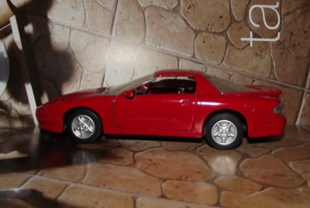 оллекционная модель
Pontiac FireBird 
1:32 (длина 15 см)
цвет - красный
фото. . фото 2