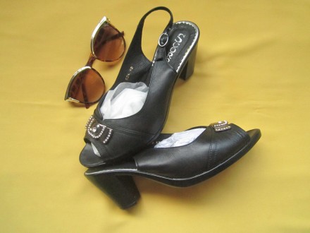 Черные туфли с открытым носком, босоножки  с мягенькой кожи, р.39,Scorpion.
Выс. . фото 2
