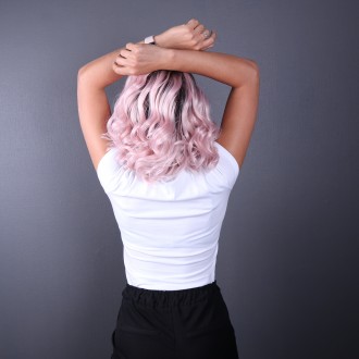 Нежно розовый парик каре с имитацией кожи головы темными корнями из термоволос с. . фото 4