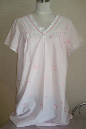 Красивая и нежная ночная рубашка нежно розового цвета вс вышивкой по всему полот. . фото 3