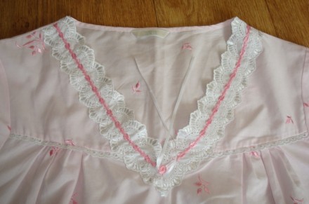 Красивая и нежная ночная рубашка нежно розового цвета вс вышивкой по всему полот. . фото 7