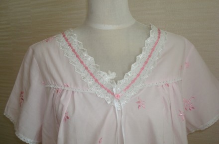 Красивая и нежная ночная рубашка нежно розового цвета вс вышивкой по всему полот. . фото 4