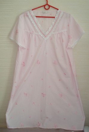 Красивая и нежная ночная рубашка нежно розового цвета вс вышивкой по всему полот. . фото 6