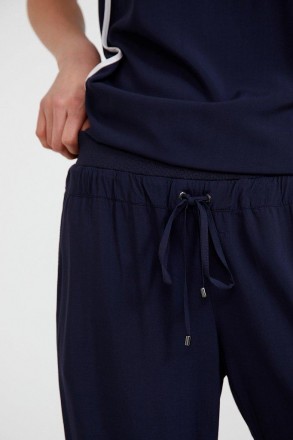 Женские летние брюки из вискозы Finn Flare на резинке снизу темно-синего цвета, . . фото 6
