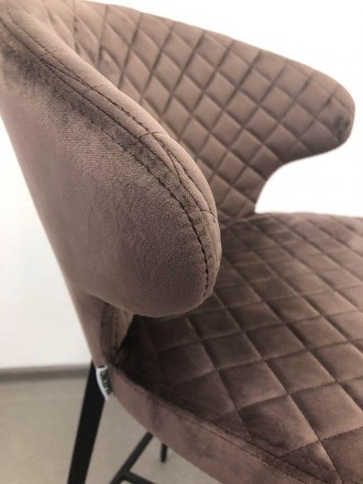Обзор полубарного стула Keen, велюр цвет шоколад
Необычная форма спинки с "ушкам. . фото 4
