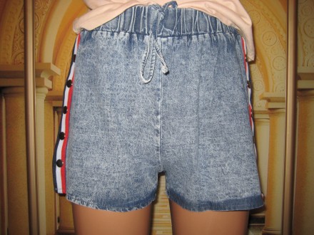 Продам женские шорты с лампасами. Размер S-M. Ткань легкий джинс, 100 % хлопок. . . фото 2