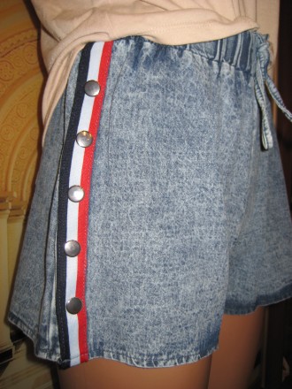 Продам женские шорты с лампасами. Размер S-M. Ткань легкий джинс, 100 % хлопок. . . фото 3