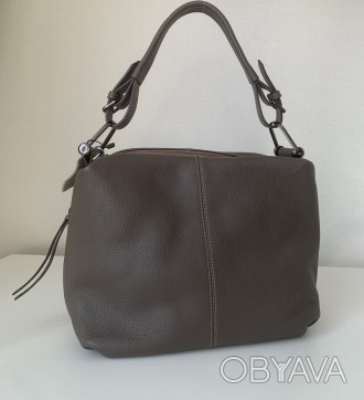 Классическая базовая модель наплечной женской сумки кожаной мягкой цвета кофе с . . фото 1