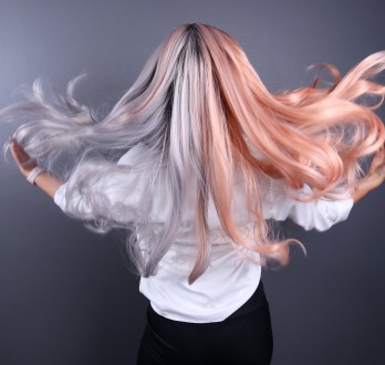 Двухцветный серо - оранжевый парик с имитацией кожи головы и темными корнями из . . фото 5