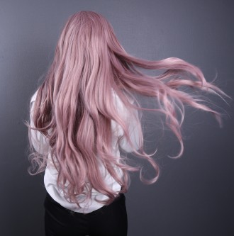 Пепельно-розовый парик с имитацией кожи головы из термоволос с локонами на Хэлло. . фото 4