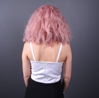 Розовый парик каре из термоволос с пробором по центру и мелких кудряшек на Хэлло. . фото 5