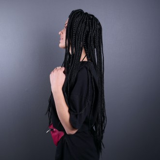 Черный парик из афрокосичек с имитацией кожи головы из ровных термоволос на Хэлл. . фото 4