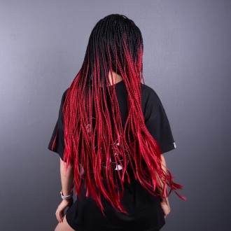 Красный парик из афрокосичек с имитацией кожи головы и темными корнями из ровных. . фото 6