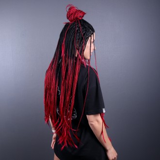 Красный парик из афрокосичек с имитацией кожи головы и темными корнями из ровных. . фото 3