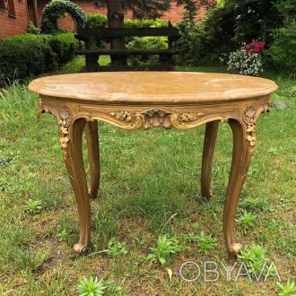 Журнальный столик в стиле барокко сделан из натурального дерева и украшен резьбо. . фото 1