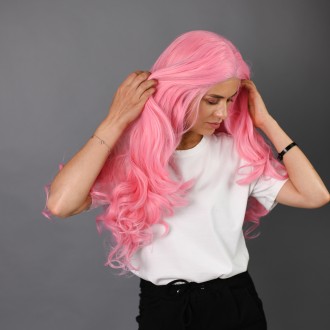 Парик ярко розового цвета с имитацией кожи головы из термоволос с локонами на Хэ. . фото 10