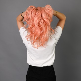 Пастельный парик персикового оттенка с имитацией кожи головы из термоволос с лок. . фото 4