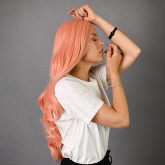 Пастельный парик персикового оттенка с имитацией кожи головы из термоволос с лок. . фото 10