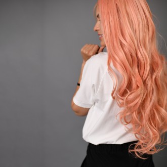Пастельный парик персикового оттенка с имитацией кожи головы из термоволос с лок. . фото 8