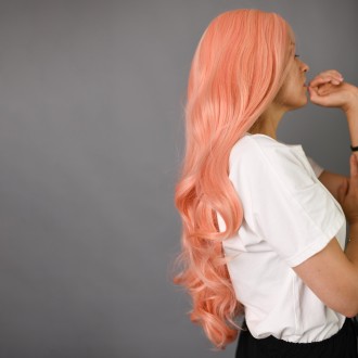Пастельный парик персикового оттенка с имитацией кожи головы из термоволос с лок. . фото 11
