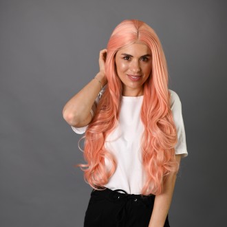Пастельный парик персикового оттенка с имитацией кожи головы из термоволос с лок. . фото 3